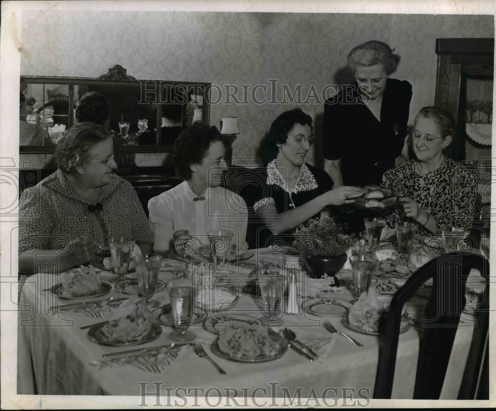1941 Press Photo P.T.A. Meeting At Mrs. A.E. Wolaver's Home - nef11866-Historic Images