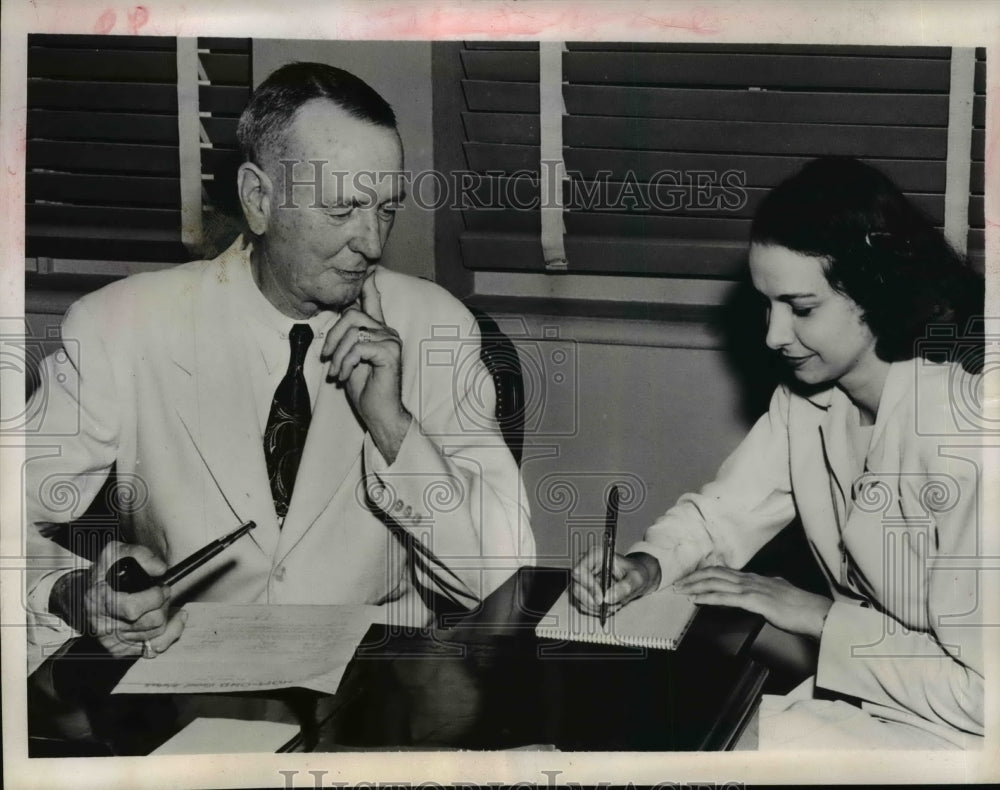 1947 Press Photo Gen. Jonathan M.Wainwright World War II Heron with his Sec. - Historic Images