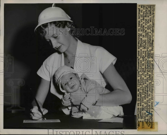 1951 Press Photo David A.Engelking youngest social security card holder - Historic Images