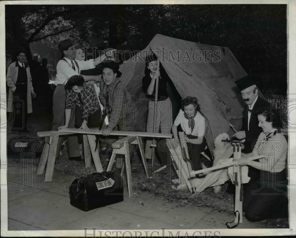 1943 Press Photo Chorus Girls of "Sons O' Fun" Erected Tents In Park - Historic Images