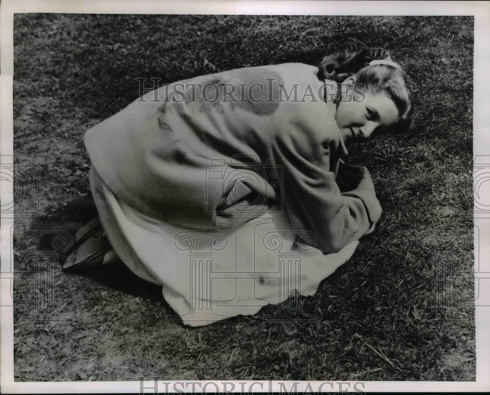 1952 Press Photo Plane Crash Survivor Janice Cory Rolled into Ball, England - Historic Images