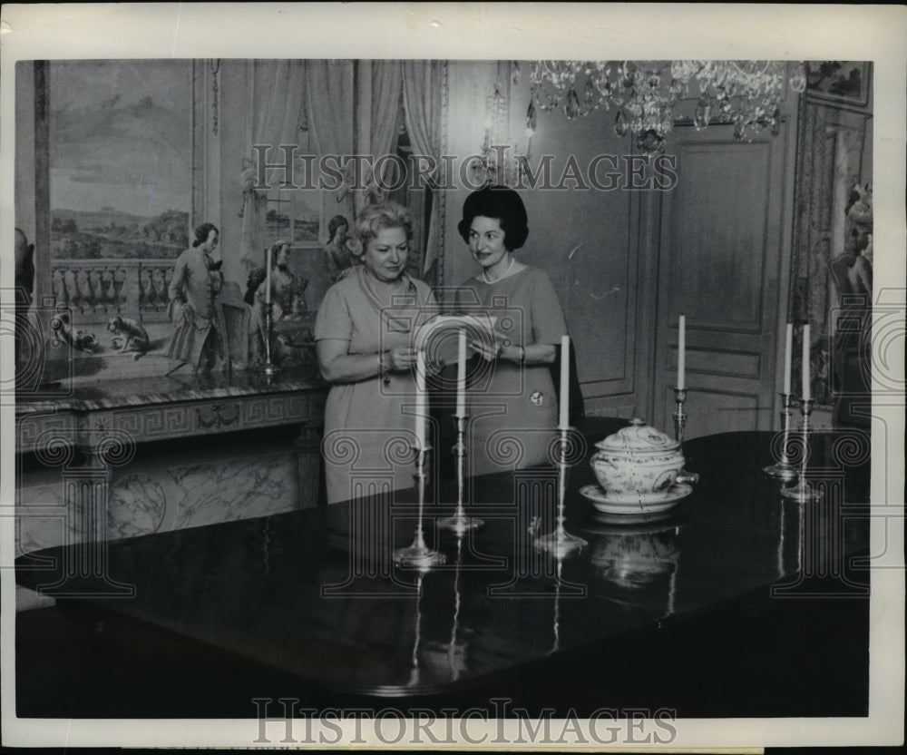 1963 Press Photo Lady Bird Johnson, Elizabeth Carpenter Plan white House Dinner-Historic Images