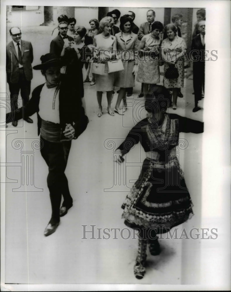 1966 Press Photo Lynda Bird Johnson &amp; Mrs. Biddle Duke Watch Spanish Dancers - Historic Images