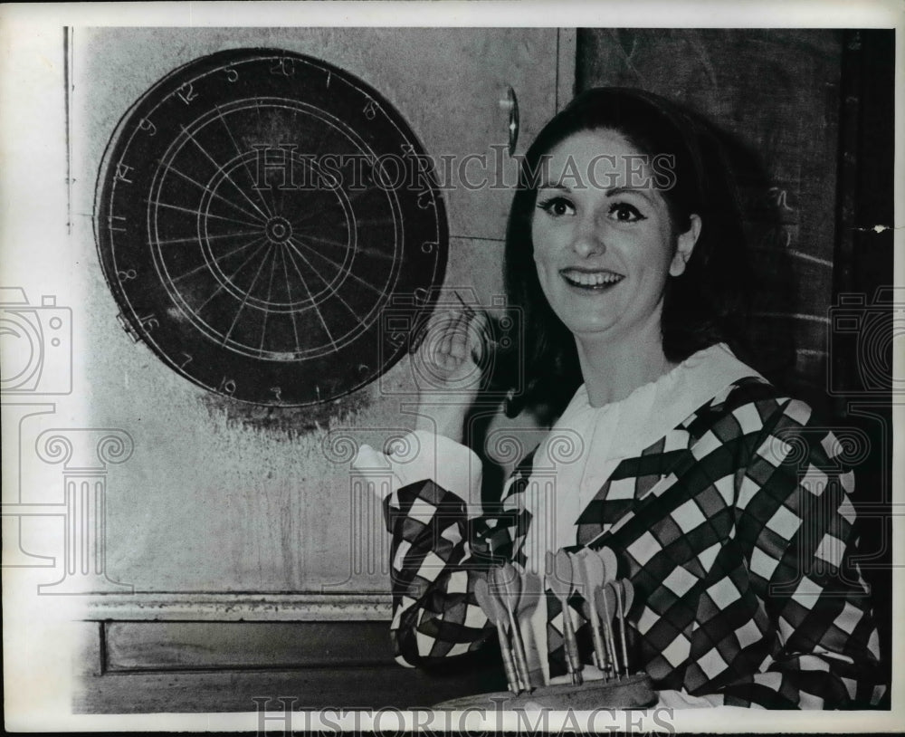 1957 Press Photo Lynda Bird Johnson Playing Darts at English Pub, London - Historic Images