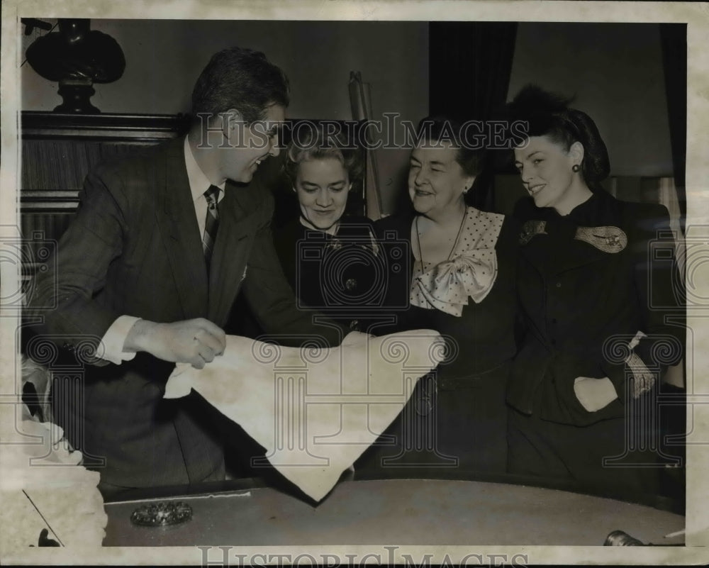 1945 Press Photo The Current Diaper Shortage Becoming More and More Acute - Historic Images