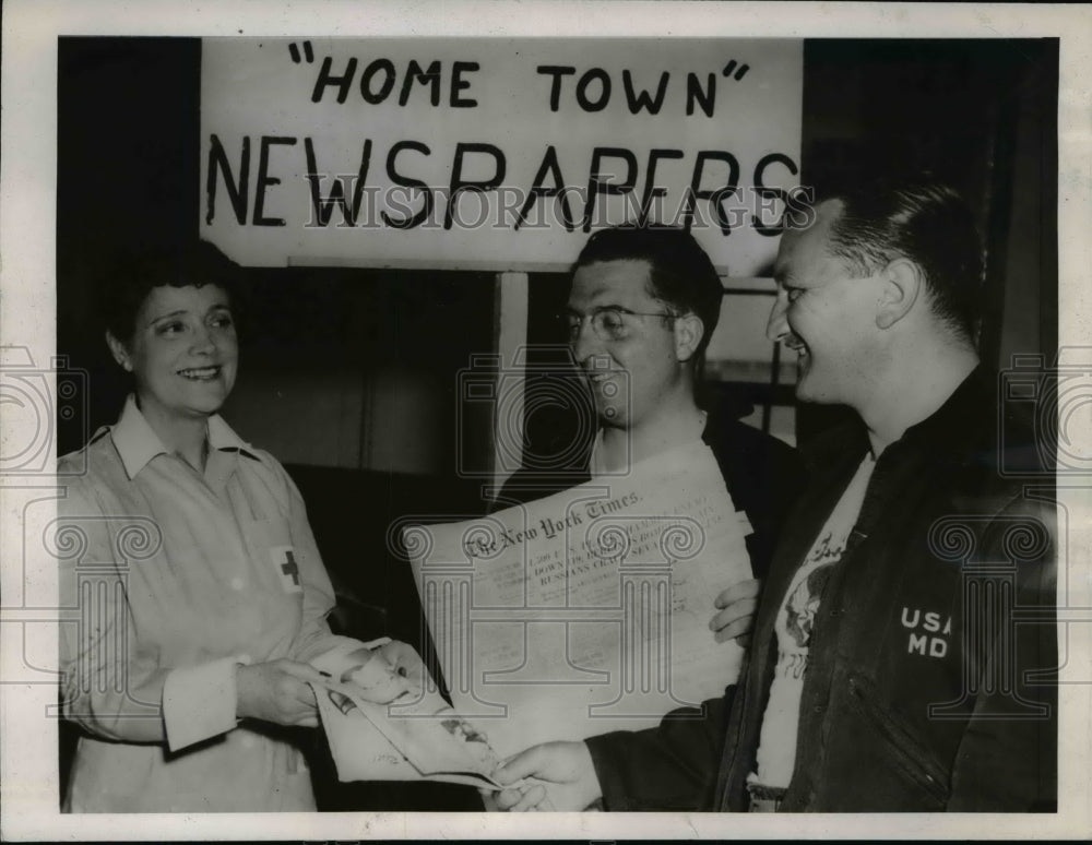 1944 Press Photo Helping With Distributing Newspapers From A Score of Cities- Historic Images