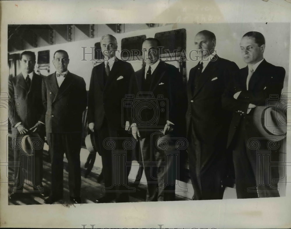 1933 C. Hull Shown With Members of the Reception Committee - Historic Images