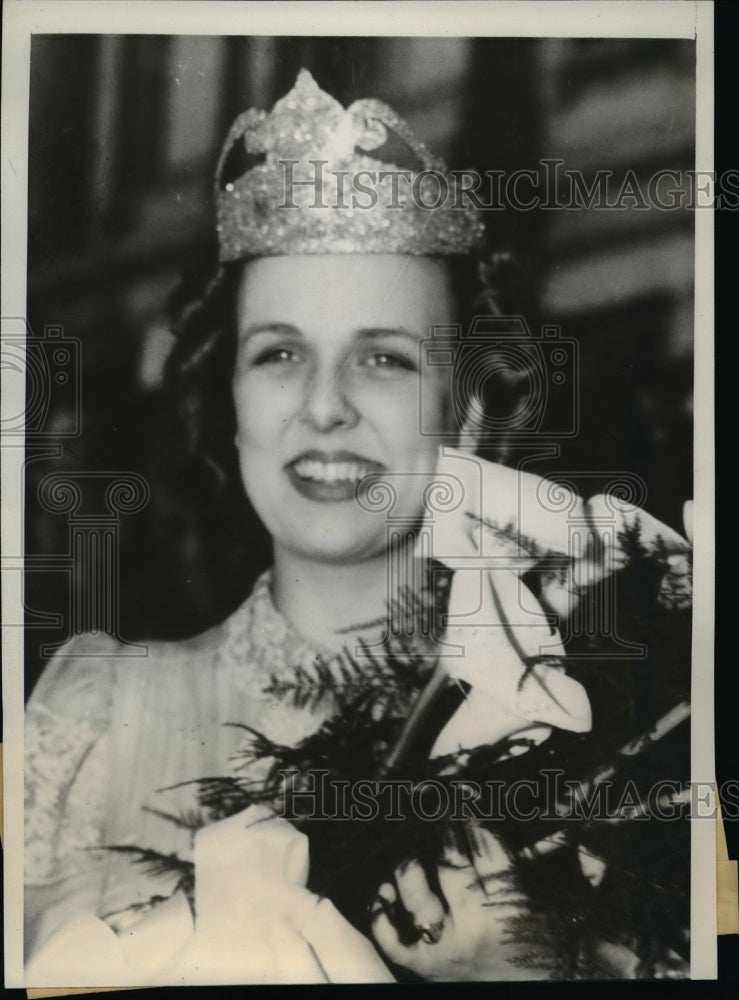 1940 Mamie Shelby Crowned Queen To Reign Over Missouri Ozarks - Historic Images