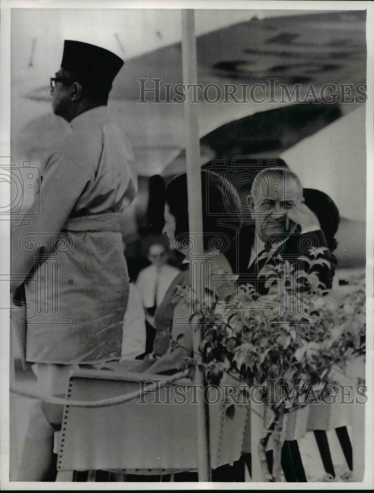 1966 Press Photo Pres Johnson Stares at Photographers During King Ismail's Speec - Historic Images