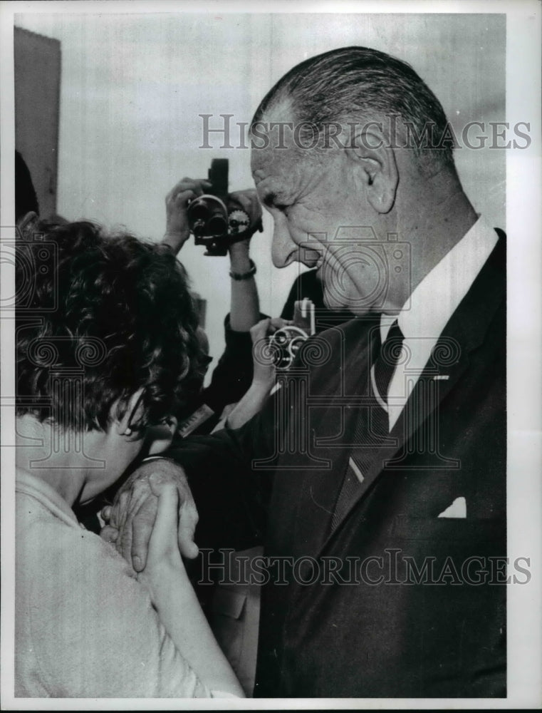 1966 Press Photo Mrs. Karen Owens Kiss Pres Johnson's Hand As He Leaves Church - Historic Images