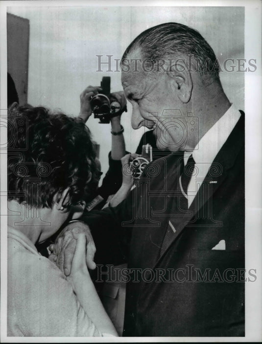 1966 Press Photo Mrs. Karen Owens Kiss Pres Johnson's Hand As He Leaves Church - Historic Images