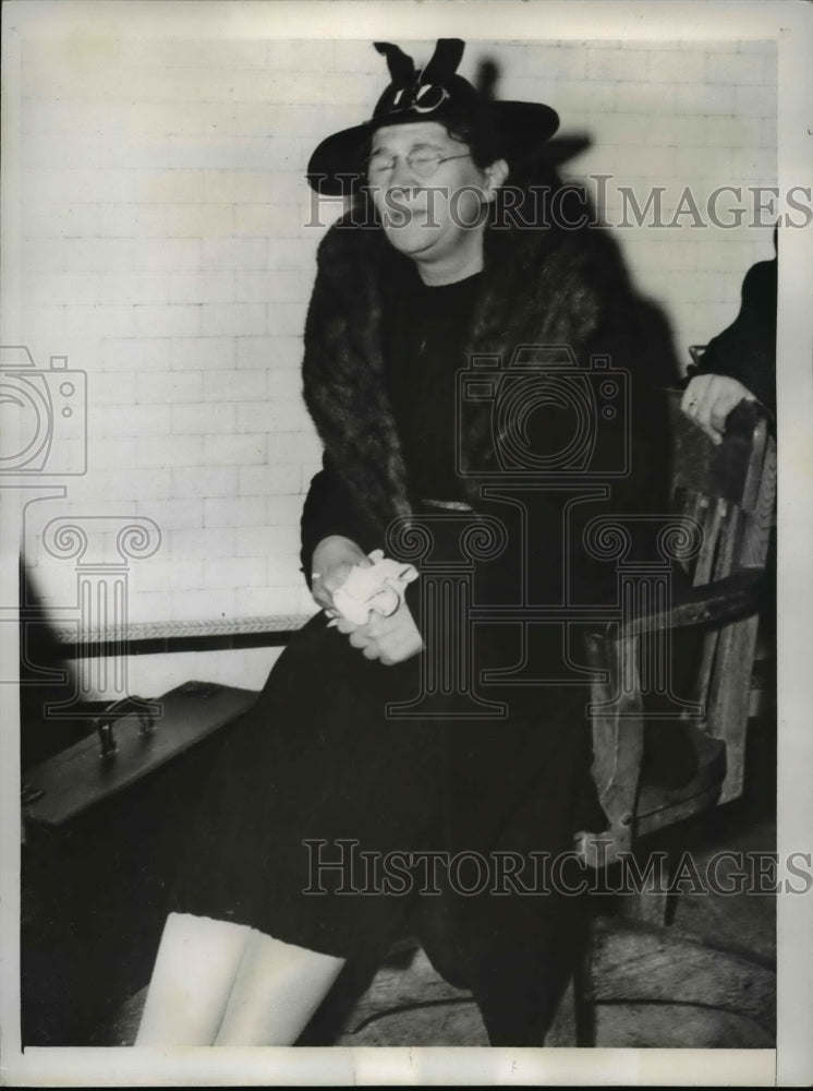 1940 Mrs E.H. Smith Quizzed in the Murder of Miss Winifred Annery - Historic Images