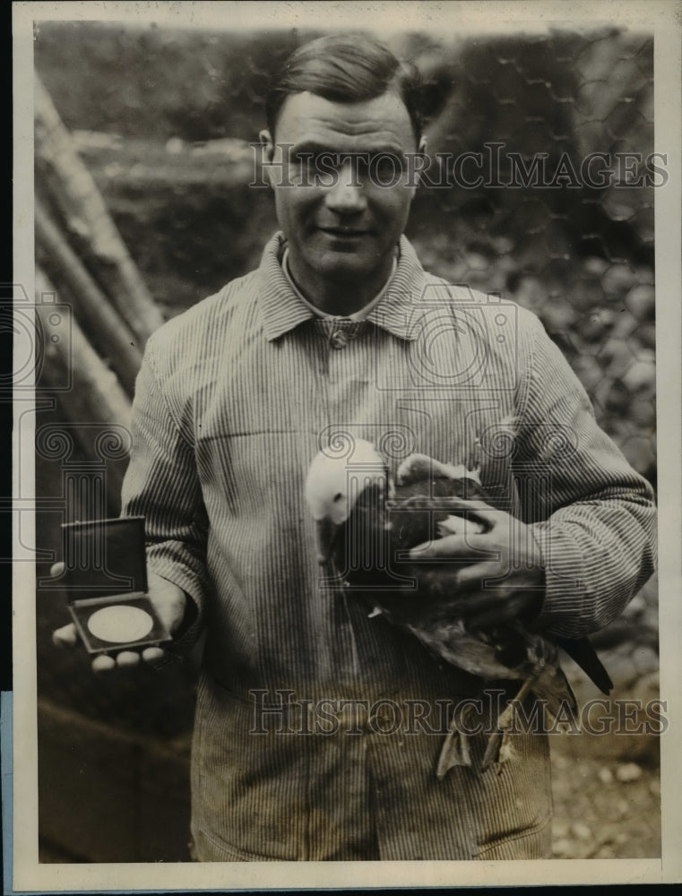 1927 Press Photo Robert K. Lambert of National Zoological Park Holds Blue Goos-Historic Images