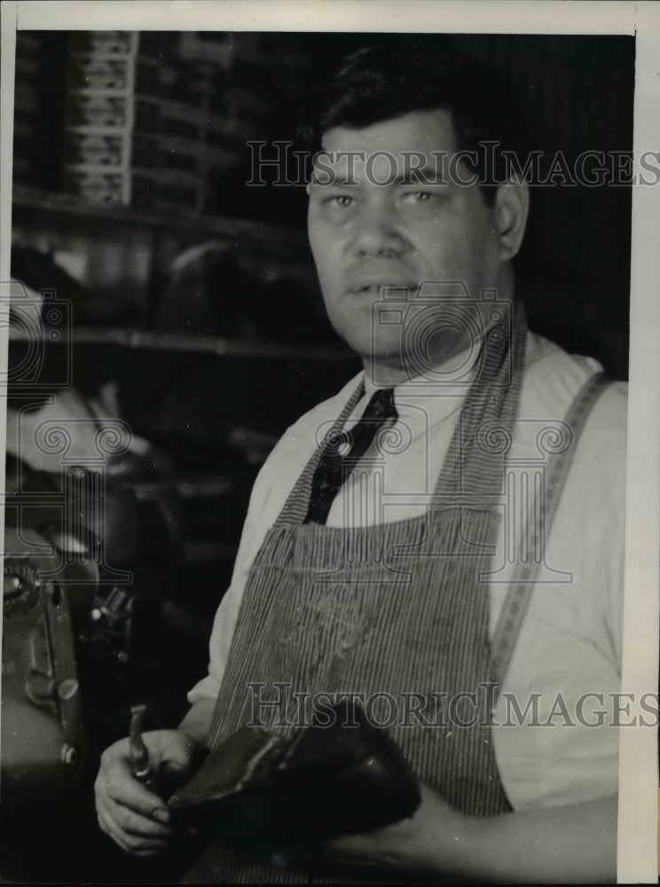 1940 Press Photo James Rosselli Shoemaker Surrenders On Census Charge - Historic Images
