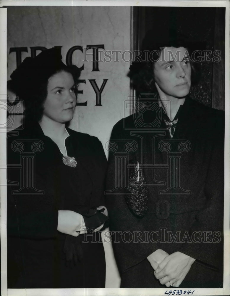 1939 Press Photo Charged With Gun Threat In Treasure Hoard Fight - nef15434-Historic Images