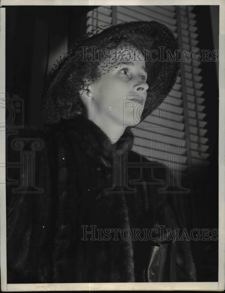 1940 Press Photo Betsey Maria Cushing Entering Divorce Court, Los Angeles - Historic Images