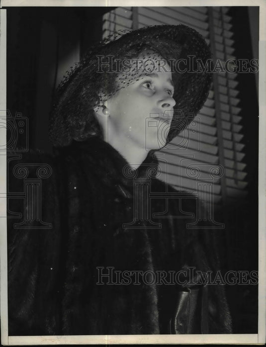 1940 Press Photo Betsey Maria Cushing Entering Divorce Court, Los Angeles - Historic Images
