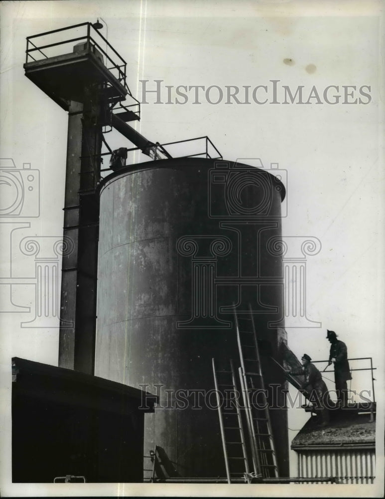 1942 Press Photo Steel Chicago Firemen Cut through Steel Hopper to Save Worker - Historic Images