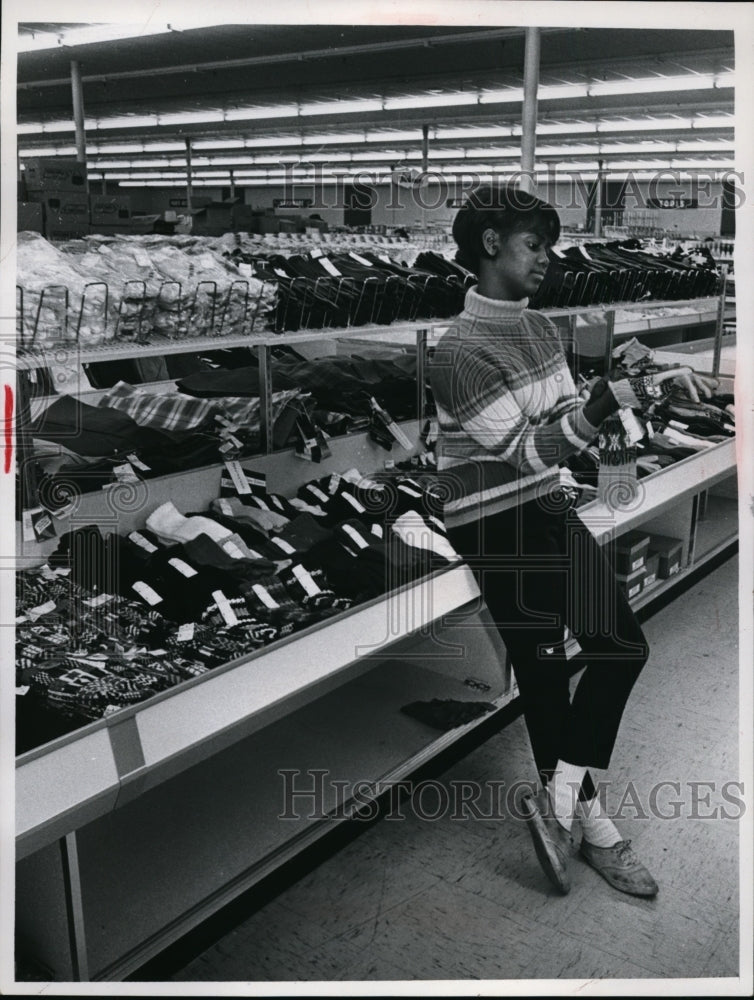 1968 Press Photo Gloves Section at Giant Tiger, Northfield, Ohio - nef16323 - Historic Images