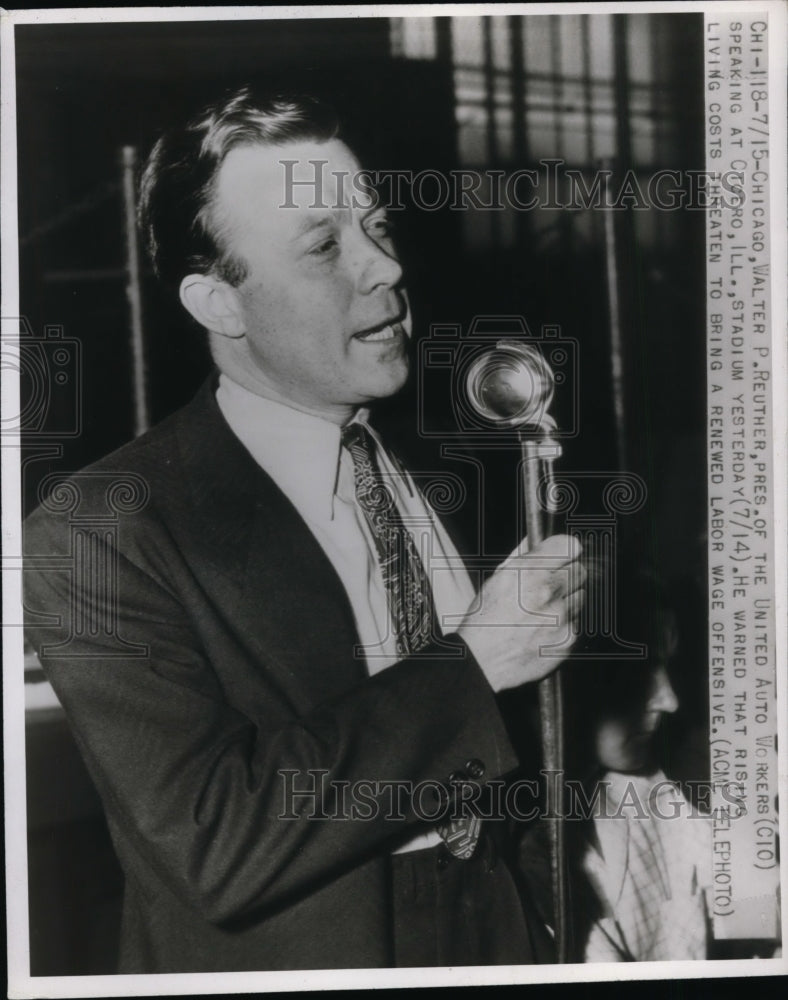 1946 Press Photo Walter Reuther Speaking at An Illinois Stadium Yesterday - Historic Images