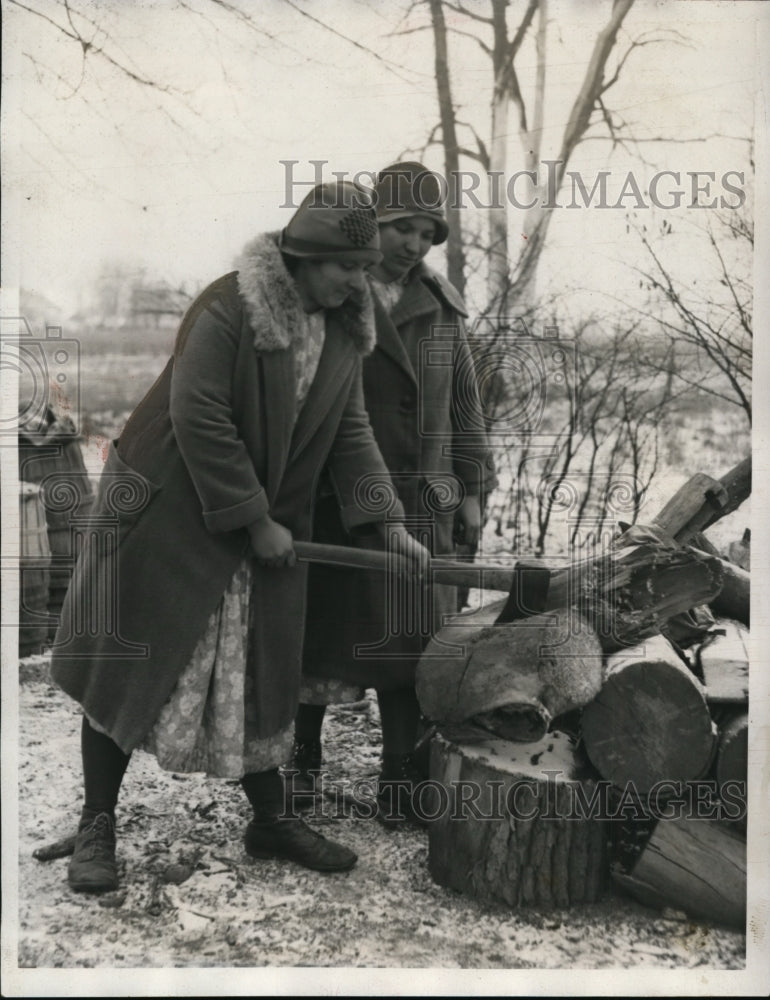 1932 Press Photo Mary &amp; Katherin Steiff Chopping Wood at Illinois Farm - Historic Images