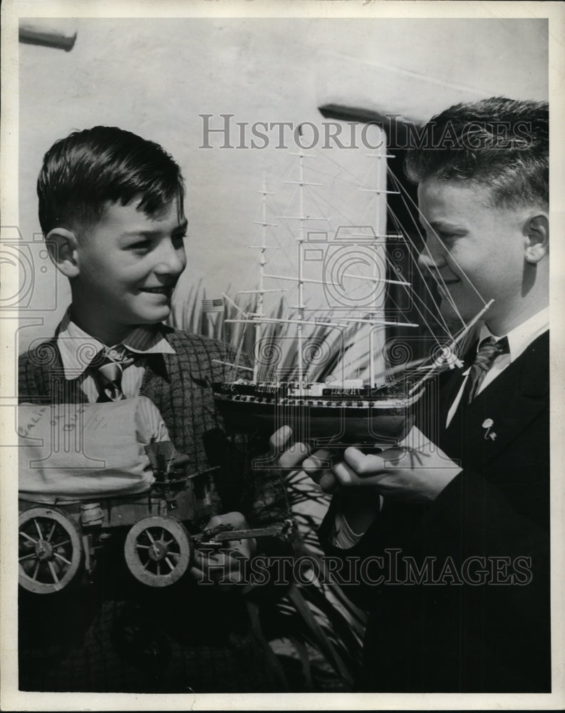 1936 Press Photo Boys Holding Transportation Covered Wagon & Ship Models - Historic Images