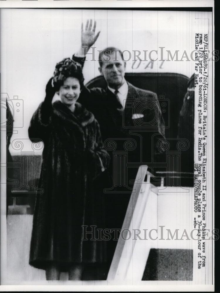 1961 Press Photo Queen Elizabeth II & Prince Philip Boarding Plane for India - Historic Images