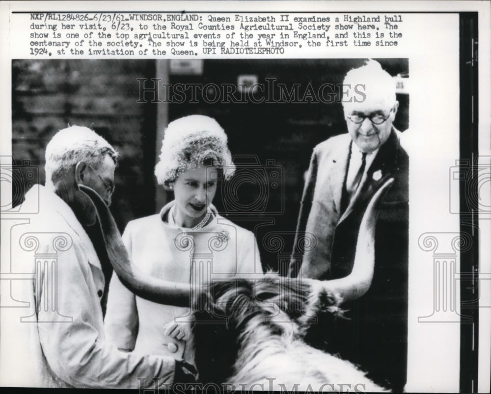 1961 Press Photo Queen Elizabeth II at Royal Counties Agricultural Society Show - Historic Images