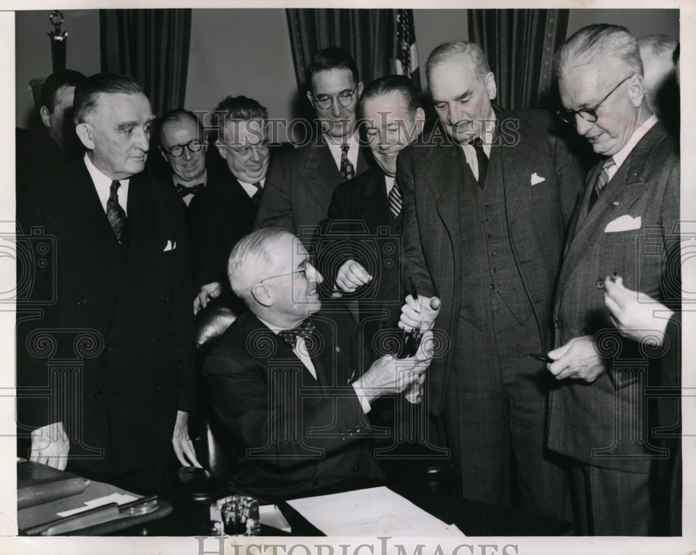 1950 Press Photo Pres.Harry Truman distributing pens he used to sign bill-Historic Images