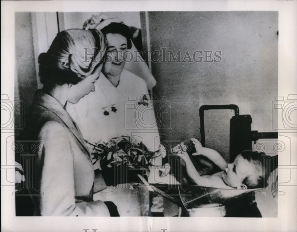 1954 Press Photo Queen Elizabeth at Truby King-Harris Hospital at New Zealan - Historic Images