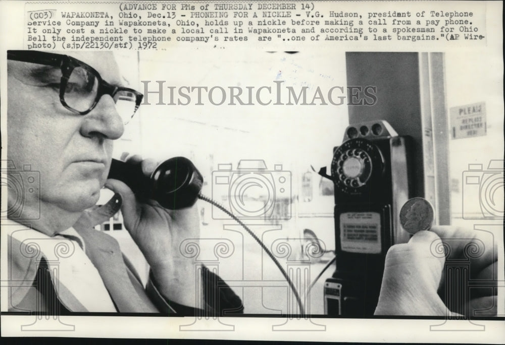 1973 Press Photo V.G.Hudson Pre of Telephone Service Holds Up Nickle Before Call - Historic Images