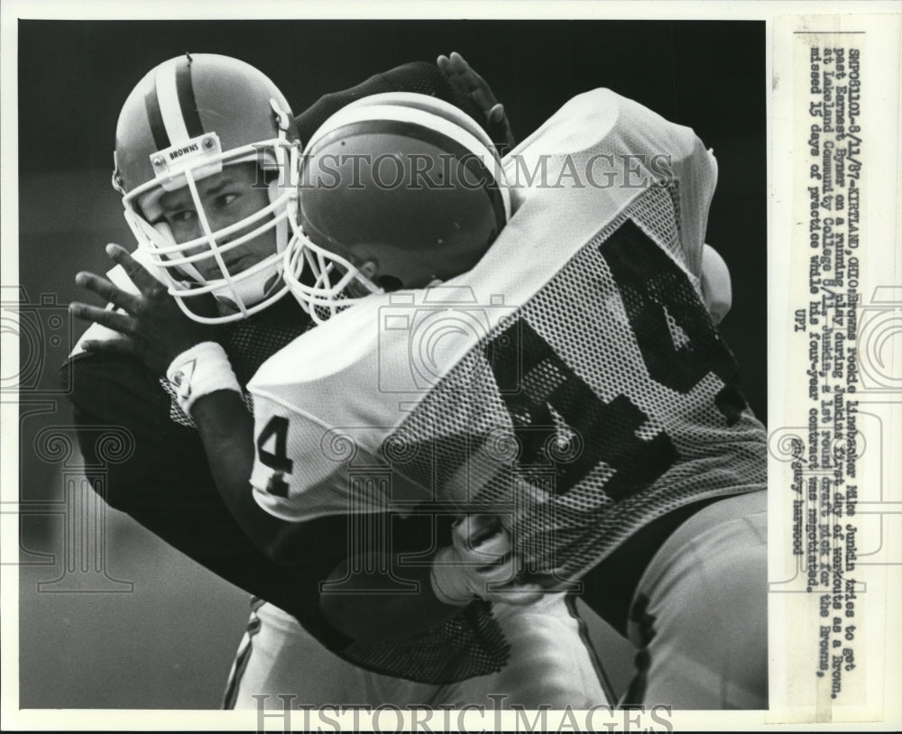 1987 Press Photo Browns Linebacker Mike Junkin Tries To Get Past Earnest Byner - Historic Images