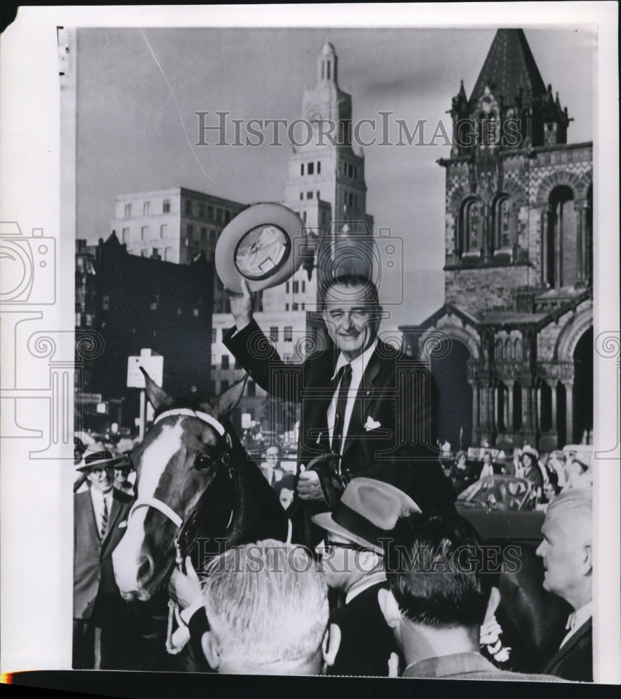 1960 Press Photo Sen Johnson Borrows Policemen&#39;s Horse To Pose For Photographers-Historic Images