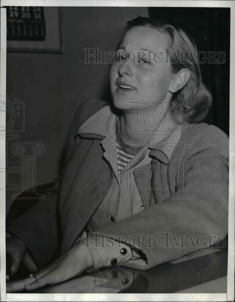 1942 Press Photo Charlotte Jean Le Nord at Los Angeles Police Station - Historic Images