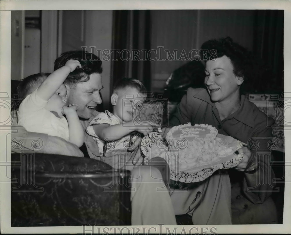 1950 Press Photo Mrs.Ruby Smith present Welcome Daddy Cake for Navy Husband- Historic Images