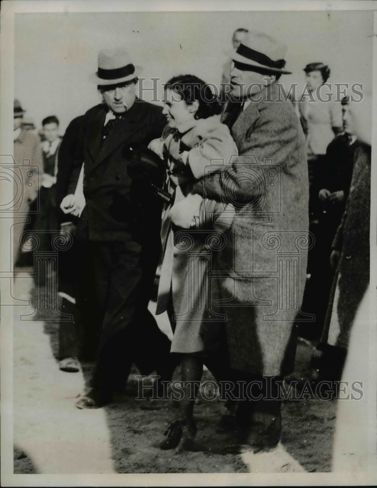 1937 Press Photo H.L. Willette Restraining Mrs. Art Davis After Plane Crash - Historic Images