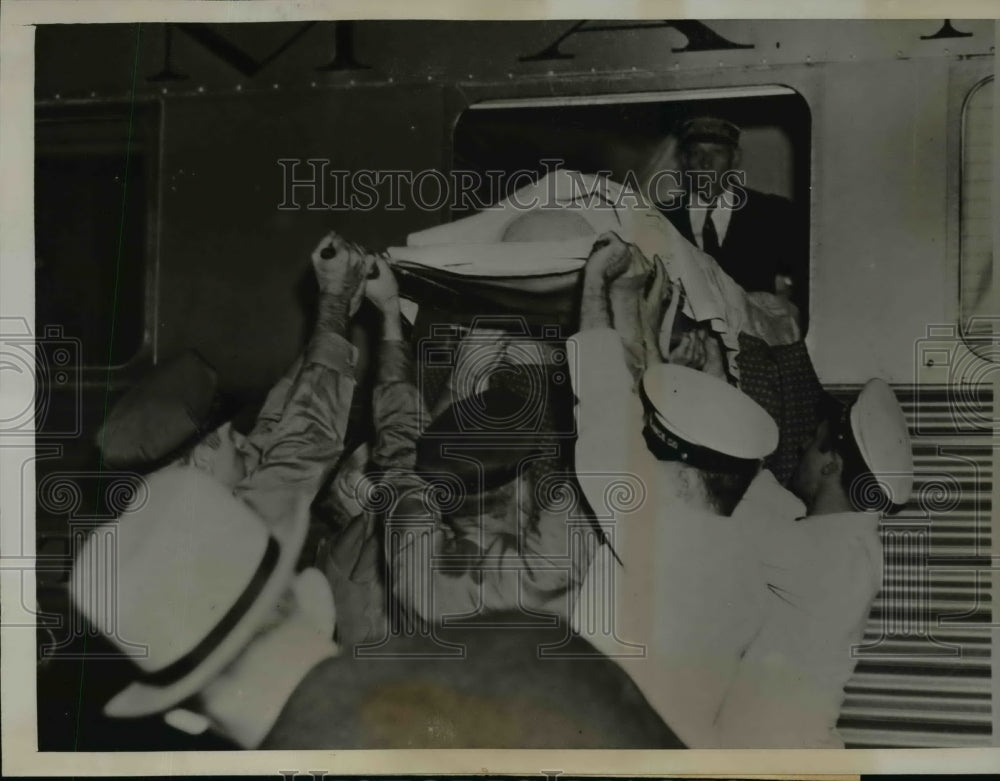 1938 Press Mrs Emita Jewett Krueger Being Removed From Her Train On Stretcher - Historic Images