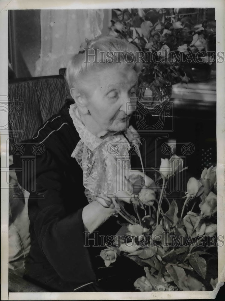 1943 Press Mrs Barbara Binz Arranges 100 Roses Presented On Her 100th Birthday - Historic Images