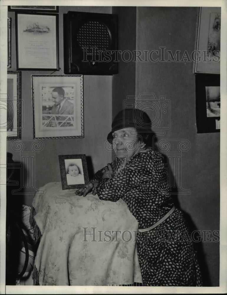 1933 Press Photo Mrs Joseph Settle Listens to &quot;Tex&quot; Settle&#39;s Stratosphere Speech - Historic Images