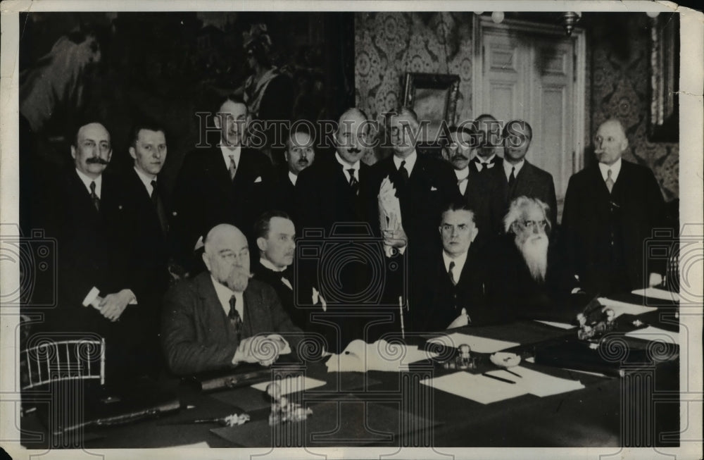 1931 Members of French delegation at meeting in French Embassy - Historic Images