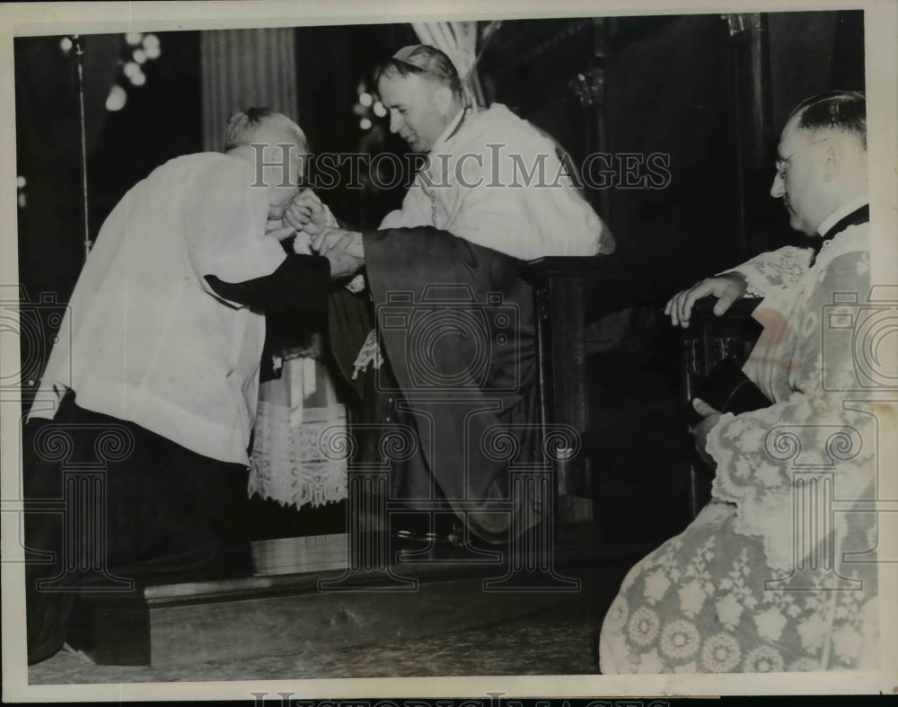 1937 Press Photo Bishop Paul C. Schulte Formally Installed as Leavenworth Bishop - Historic Images