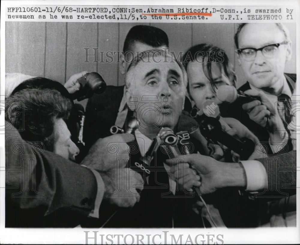 1968 Press Photo Abraham Ribicoff Swarmed By Newsmen as He was Re-Elected Nov 5-Historic Images