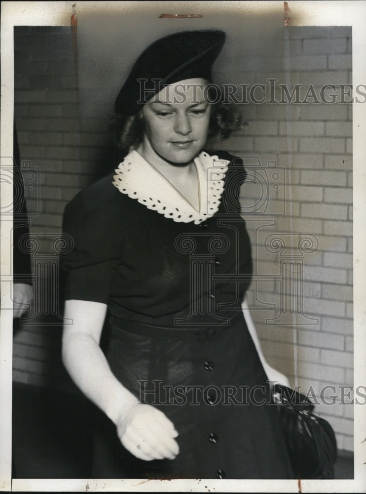 1941 Press Photo Ruth Steadman enters court on manslaughter charge - nef21966 - Historic Images