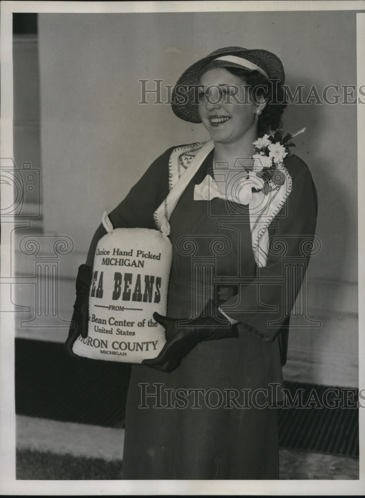 1935 Della Wilson at White House to Present Michigan Beans - Historic Images