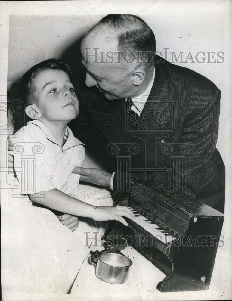 1944 Press Photo Billy Schell of Seattle with Father after Found in Foxhole-Historic Images