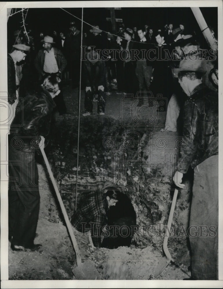 1939 Press Photo Workers Digging Hole to Rescue Irwin Jack Maxwell, Oregon - Historic Images