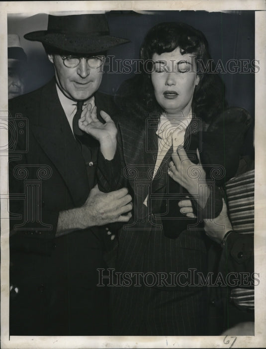 1945 Imogene Stevens Entering Bridgeport Courthouse, Connecticut - Historic Images