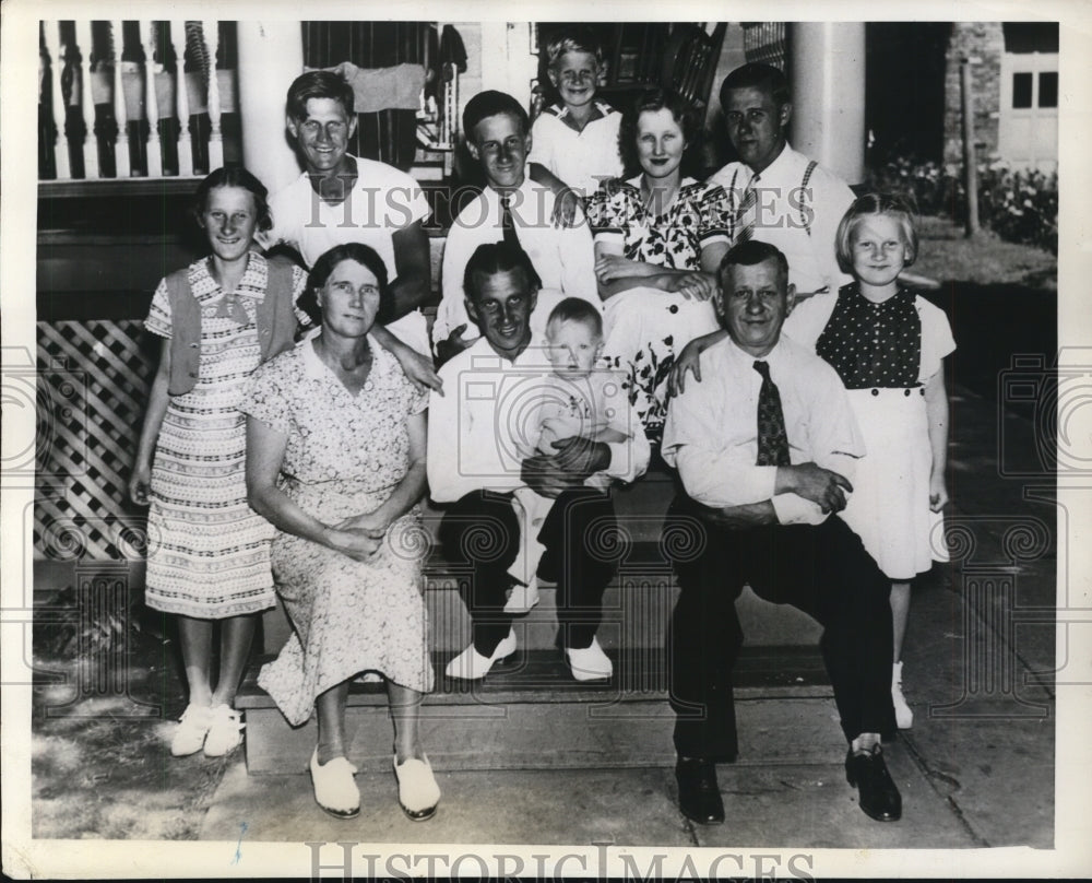 1938 Press Photo Al Leach & Large Family in Cleveland, Ohio - nef22629-Historic Images