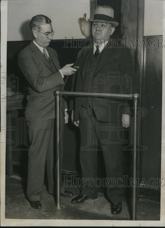 1934 Press Photo Metal Detector at Chicago Jail - nef23701 - Historic Images