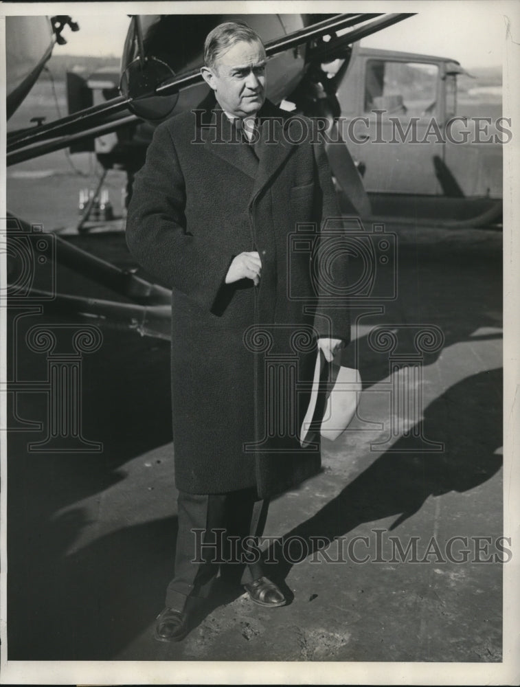 1932 Press Photo Walter Walker at Washington, D.C. Airport - nef23759 - Historic Images